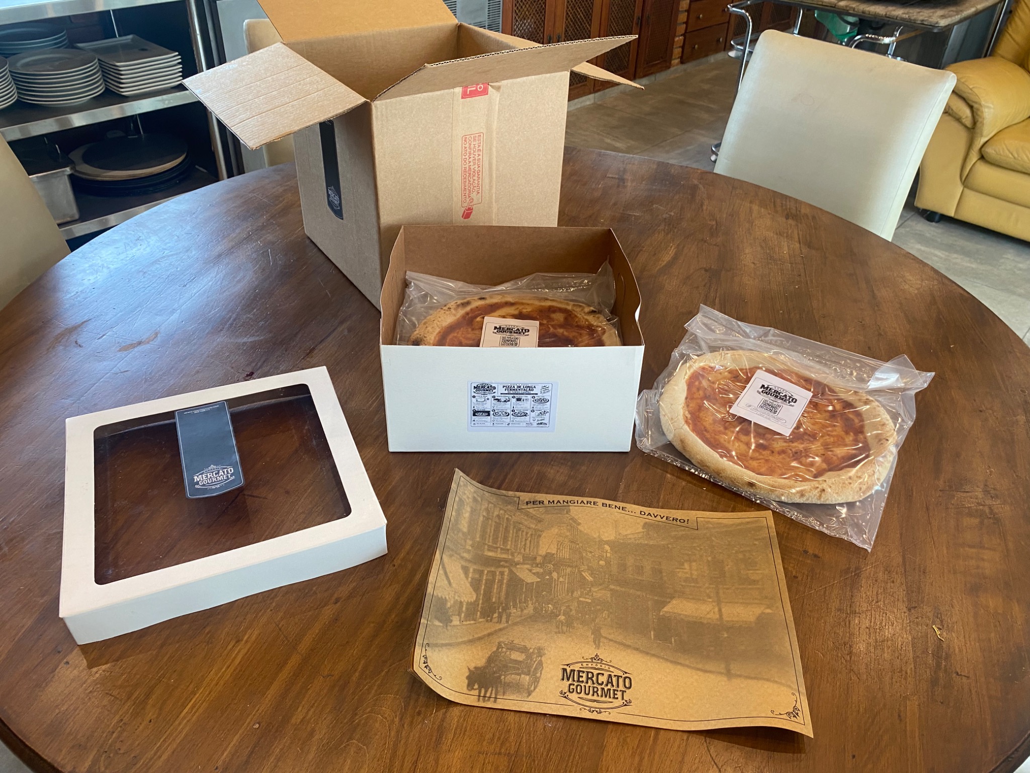 Kit Mercato Gourmet com caixa, massas e apoio para prato